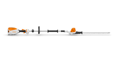 Vista laterale del tosasiepi a batteria STIHL HLA 66 in ambiente naturale.