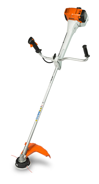 Decespugliatore STIHL FS 311 con motore 4-MIX® in azione