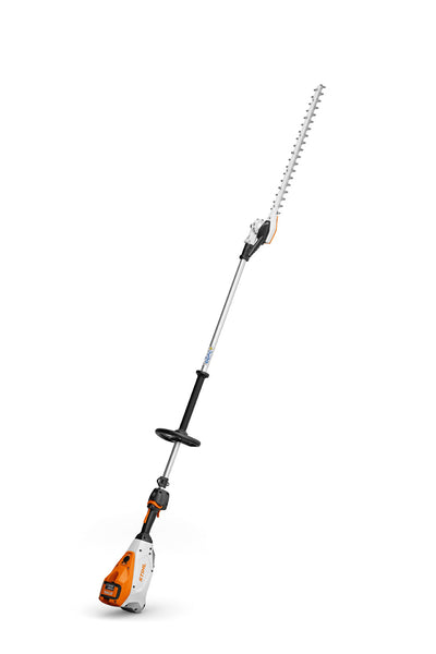 Operatore che utilizza il tagliasiepi STIHL HLA 135 per rifinire una siepe