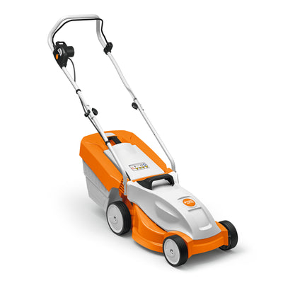 Primo piano del tosaerba elettrico RME 235 di Stihl su prato