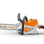 Primo piano della motosega STIHL MSA 220 C-B con dettaglio del sistema di taglio