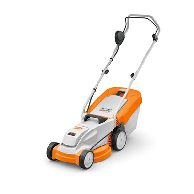 Vista frontale del tosaerba a batteria STIHL RMA 235