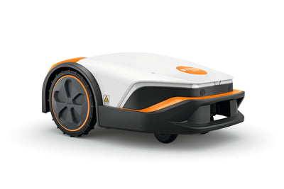Robot tosaerba iMOW 5 di STIHL su prato verde
