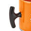 Vista laterale della tazza in porcellana STIHL con colore arancione e logo bianco