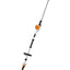 Dettaglio del manubrio ergonomico del tosasiepi a batteria STIHL HLA 66.