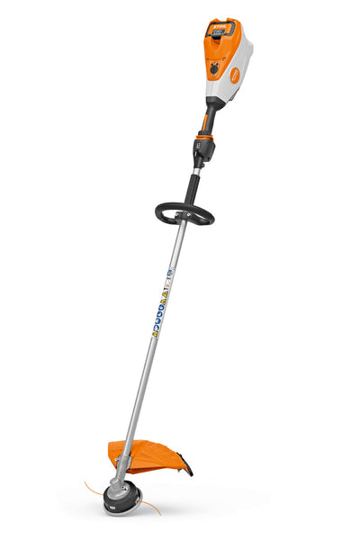 Decespugliatore STIHL FSA 135 R in azione su prato