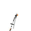 Tosasiepi a batteria STIHL HLA 66 usato in giardino per il taglio di siepi alte.