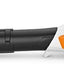 Soffiatore a batteria STIHL BGA 57, arancione e nero, leggero e maneggevole, ideale per la pulizia di foglie e detriti in giardino. Design ergonomico con impugnatura confortevole e tubo di soffiaggio regolabile. Strumento da giardinaggio efficiente e silenzioso.