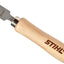Spatola per affilatura STIHL con manico in legno e lama in acciaio di alta qualità, ideale per manutenzione di catene da motosega e attrezzi da giardino, ergonomica e resistente, perfetta per uso professionale e domestico.