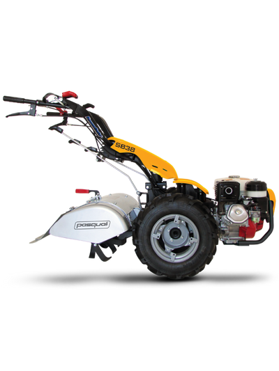 Motocoltivatore Pasquali SB38 PowerSafe giallo e nero con motore frontale e grandi ruote, progettato per lavori agricoli intensivi. Dotato di manubrio ergonomico con comandi di sicurezza e protezione sulla fresa, garantisce prestazioni elevate e affidabilità su vari tipi di terreno.